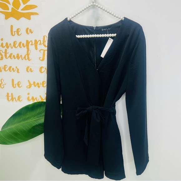 VERY J Solid Black Deep V-Neck Short Romper Long Sleeves Size Medium - Picture 8 of 10